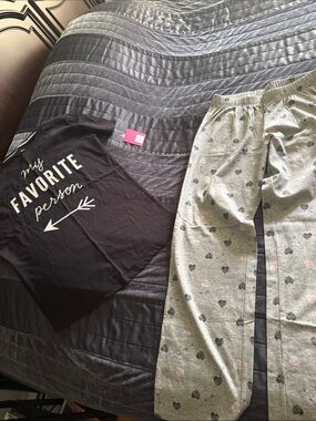 Graphic Sleep Tee and Heart Print Pajama Pants Set - Black & Light Gray